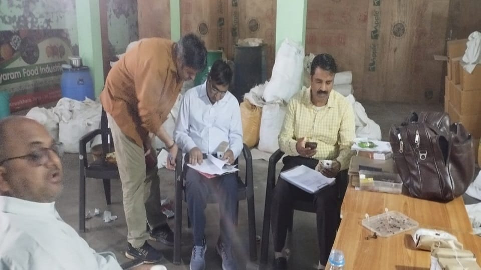 FSDA team raids Illegal factory was running in Aanwalkheda 1925 kg spice seized
