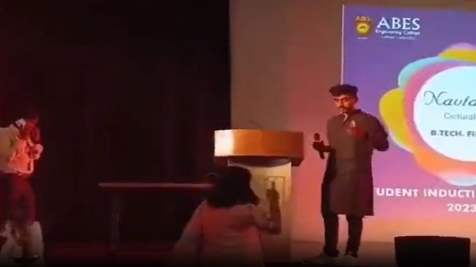 professor throws student down from stage for raising slogan of Jai Shri Ram in ABES College Ghaziabad
