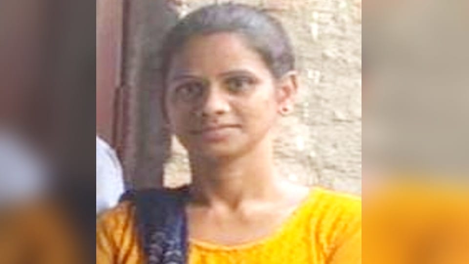 girl dead body found hanging in the house in Pilibhit