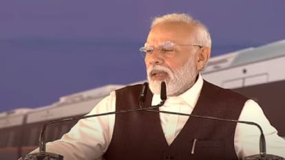 PM Narendra Modi figure made in 3500 square feet in nine hours with 8775 dry leaves