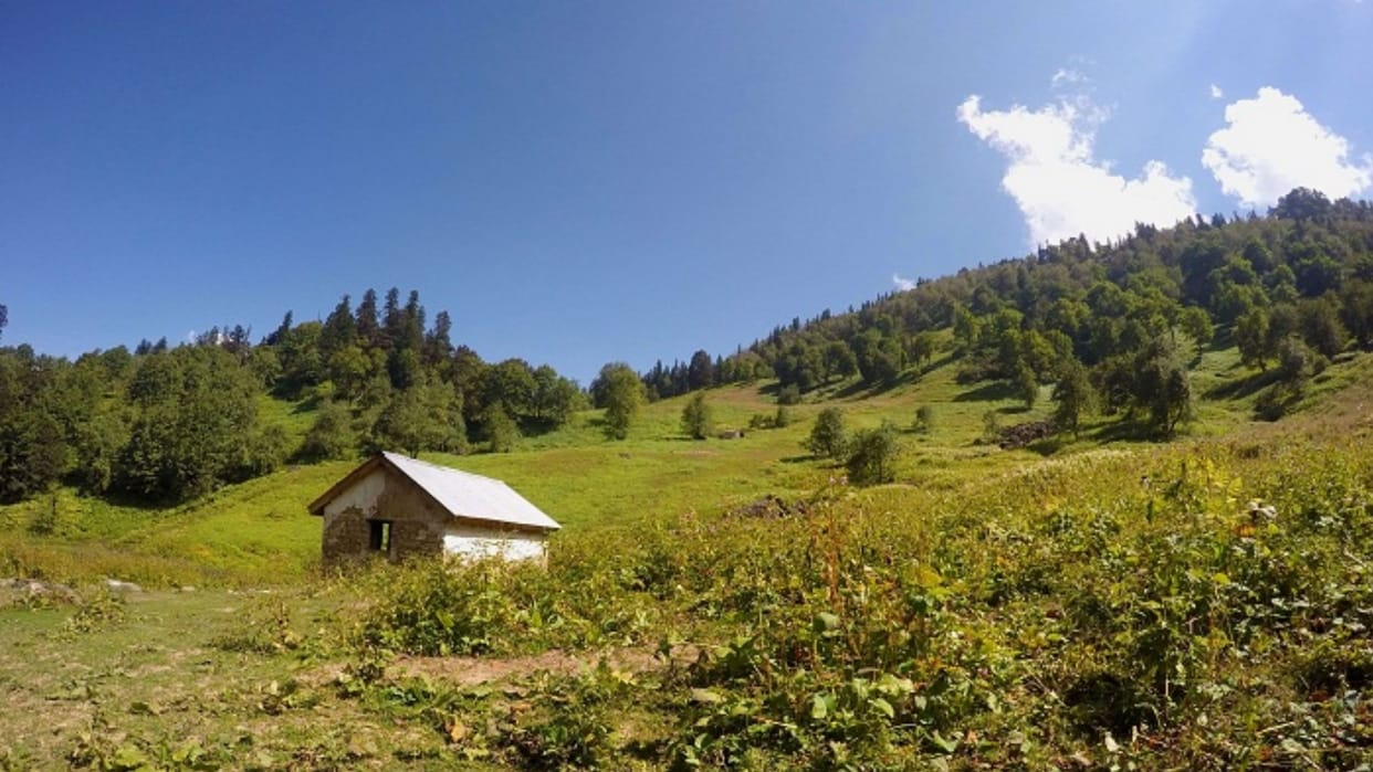 Police rescue foreign woman tourist lost way while trekking from old manali to Lamadugh Trek