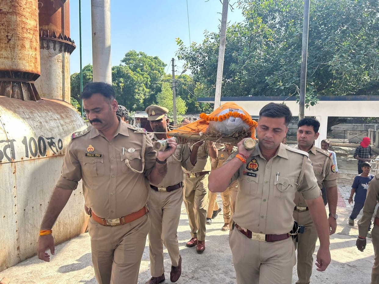 Lucknow News: Policemen performed the last rites of the old woman
