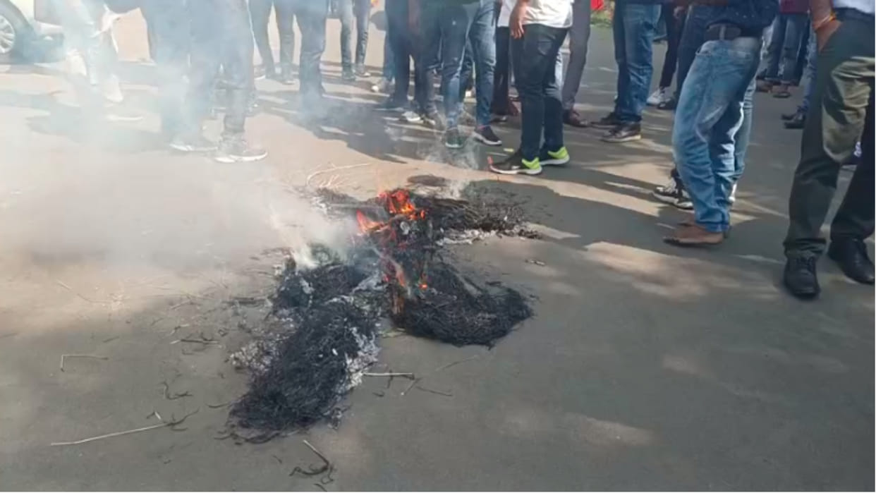 MP Election 2023 Revolt in Congress, angry workers burnt the effigy of Digvijay Singh in front of PCC