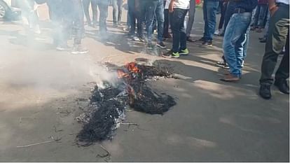 MP Election 2023: कांग्रेस में बगावत तेज, नाराज कार्यकर्ताओं ने पीसीसी के सामने दिग्विजय सिंह का पुतला फूंका MP Election 2023 Revolt in Congress, angry workers burnt the effigy of Digvijay Singh in front of PCC