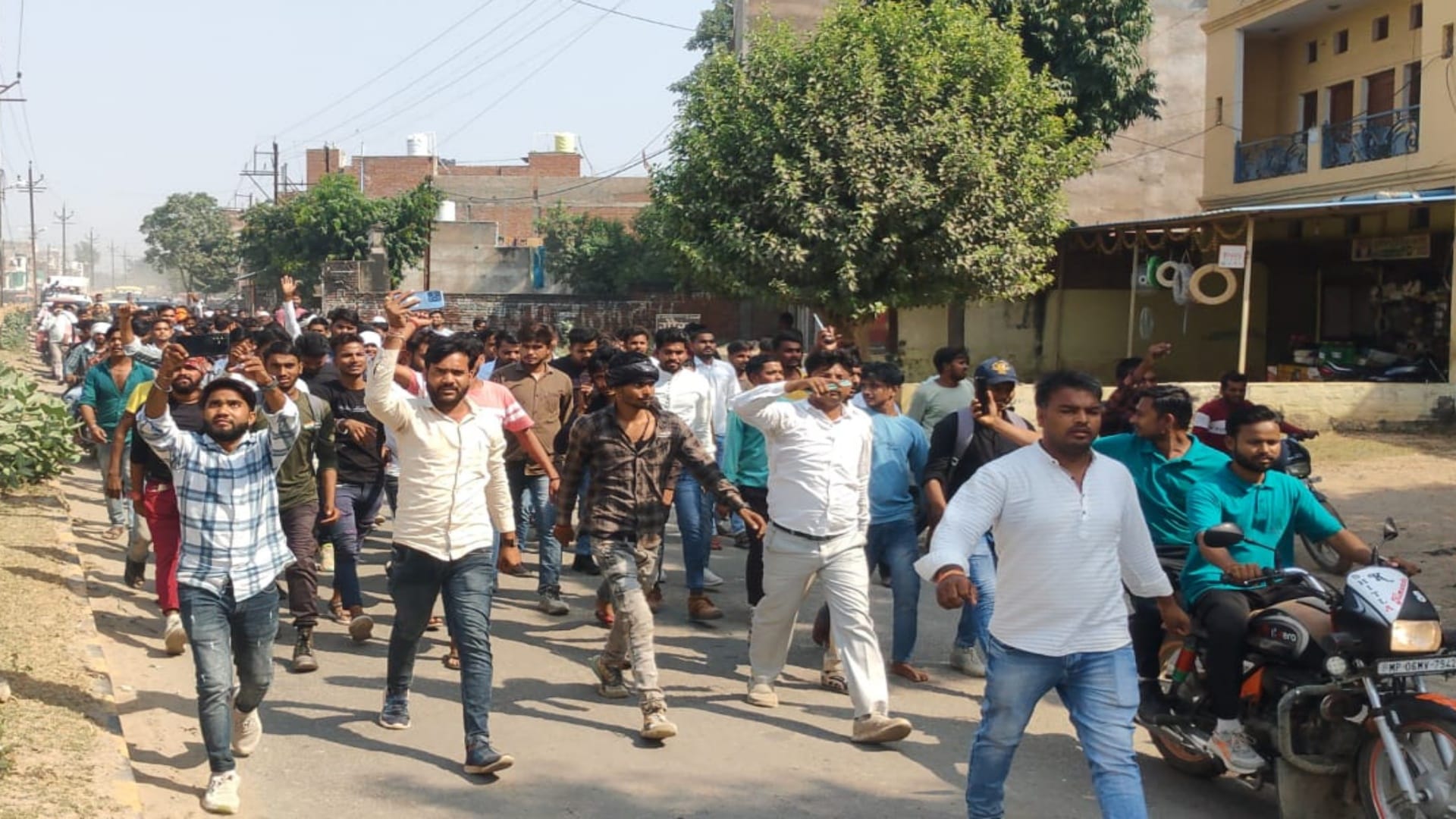 टिकट कटने पर समर्थकों ने किया विरोध प्रदर्शन