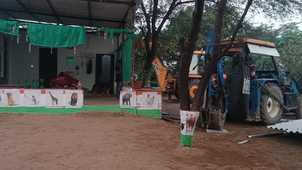 Major action of HSVP in Rohtak, Bulldozer fired on Naveen Jaihind garden, room and tin shed demolished