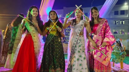 Navratri: झिझिया नृत्य के साथ गुजराती डांडिया रिमिक्स, इस विधा को बचाने के लिए स्टूडेंट्स ने किया नया प्रयोग Navratri 23: Gujarati Dandiya Remix with Jhijhiya dance, students did a new experiment to save this genre
