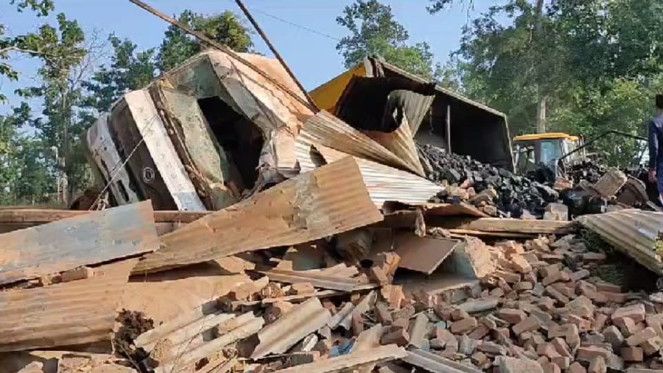 uncontrolled vehicle entered the dhaba