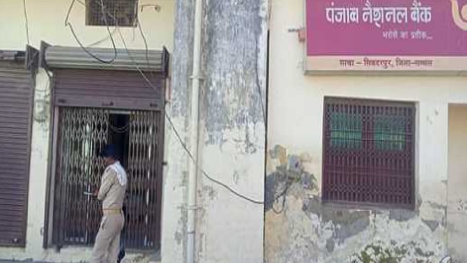 Sambhal: CBI caught bank manager taking bribe of six thousand, Recovery agent also arrested