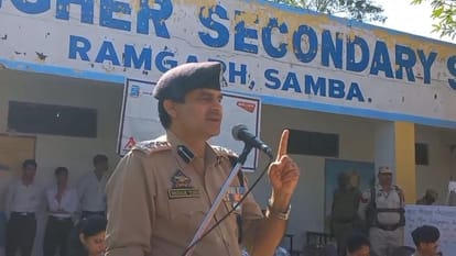 सांबा: रामगढ़ के स्कूल में लगी पुलिस की पाठशाला, साइबर अपराध और नशे के खिलाफ छात्रों को किया जागरूक Police ki pathshala organize in Ramgarh school samba