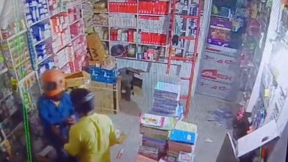 Bihar Crime: ज्वेलरी-इलेक्ट्रॉनिक्स की दुकान में लाखों की चोरी; पूरी घटना CCTV में हुई कैद, पुलिस पर भड़के MLA Theft worth lakhs in jewelery and electronics shops; incident captured in CCTV, MLA got angry at police