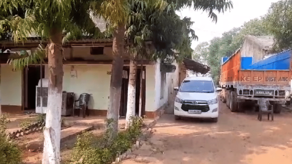 Two ED teams have raided Dhamtari and Kurud