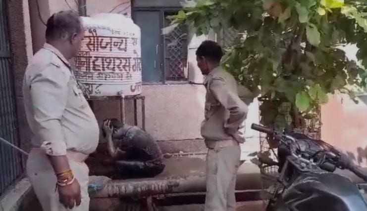 Young man poured kerosene on fire outside Hathras Kotwali Sadar