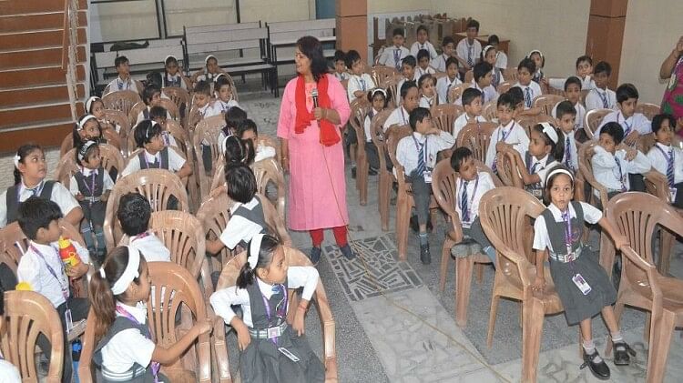 अमर उजाला फाउंडेशन: कोई गलत तरीके से छूए तो परिजनों को बताएं, स्कूली बच्चों को दी ‘गुड टच-बैड टच’ की जानकारी