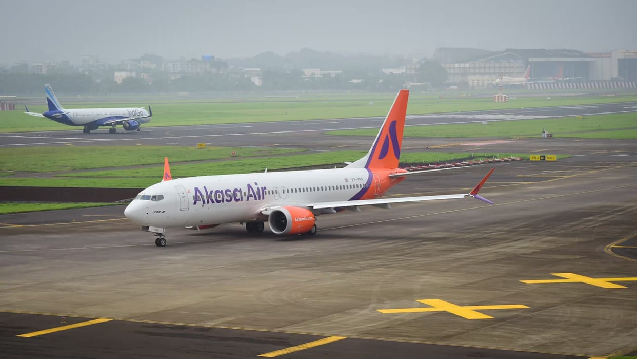 akasa air flight emergency landing in mumbai after security alert