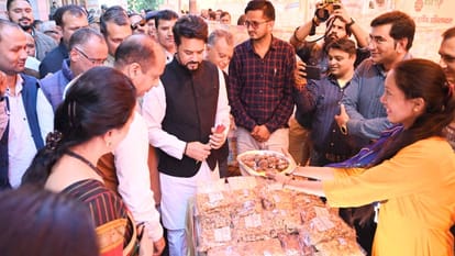 Mandi News: अनुराग ठाकुर बोले- हिमाचल सरकार कर रही दिखावा, केंद्र ने आपदा में दी हरसंभव मदद Anurag Thakur said Himachal govt is showing off, Center provided all possible help in the disaster.