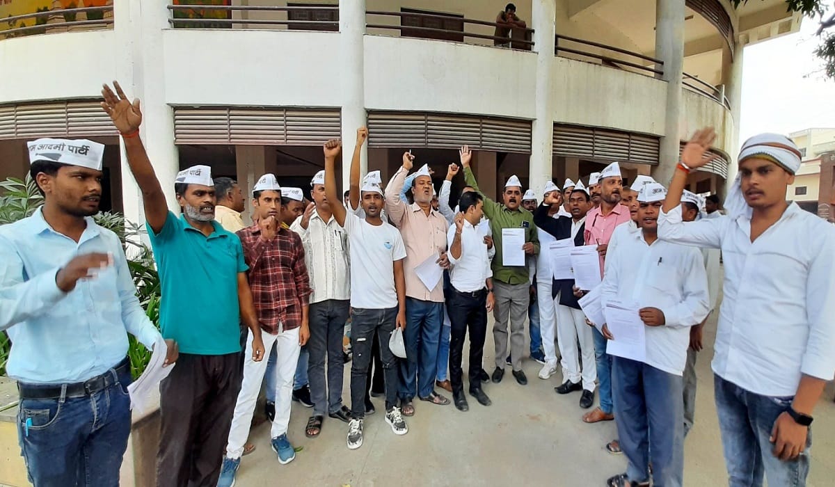 AAP workers protested against arrest of Sanjay Singh in azamgarh accused of implicating him in fake case