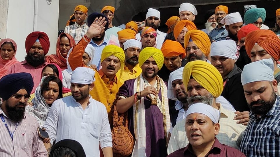Bageshwar Dham Dhirendra Shastri in Amritsar Today: Paid Obeisance At Sri Harmandir Sahib