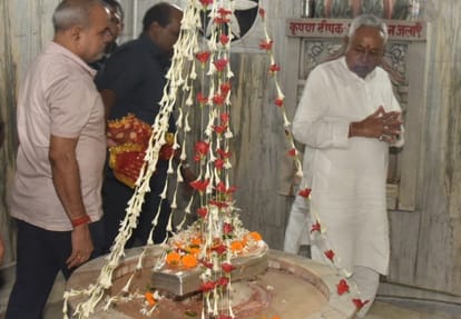 Bihar News : CM Nitish Kumar came to see the idol of Mata Durga and worshiped in patna..