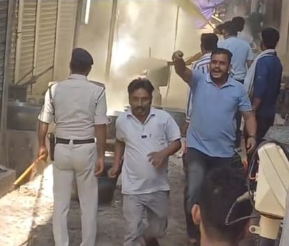 Bihar News : पटना में भंडारा प्रसाद बनाने के गैस सिलेंडर से लगी आग, मची अफरातफरी Bihar News : Fire broke out to making Bhandara Prasad in Patna, gas cylinder fired. bihar police