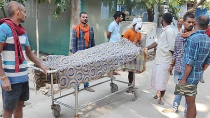 Bihar News : बेगूसराय में युवक का मर्डर; घर में सो रहा था, अपराधियों ने गोली मारकर उतारा मौत के घाट Bihar News: Murder of youth in Begusarai; Was sleeping in the house, criminals shot him to death