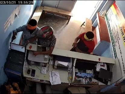 Bihar Police failed to stop crime in samastipur, Criminals looted five lakh rupees from PNB's CSP.