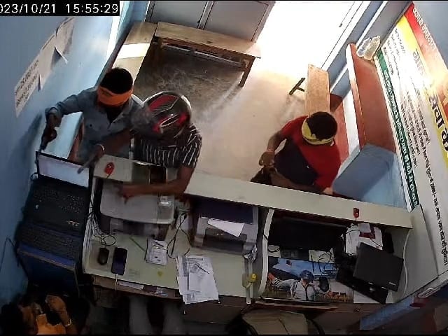 Bihar Police failed to stop crime in samastipur, Criminals looted five lakh rupees from PNB's CSP.
