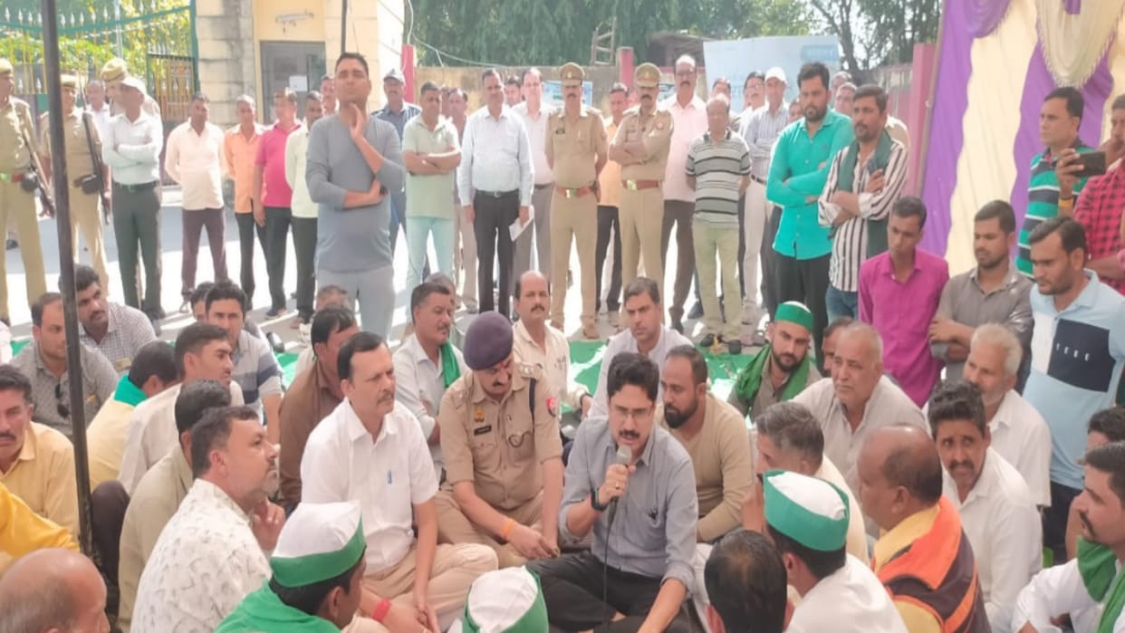 BKU Chaduni workers have started strike at sugar mill for sugarcane payment in Bijnor