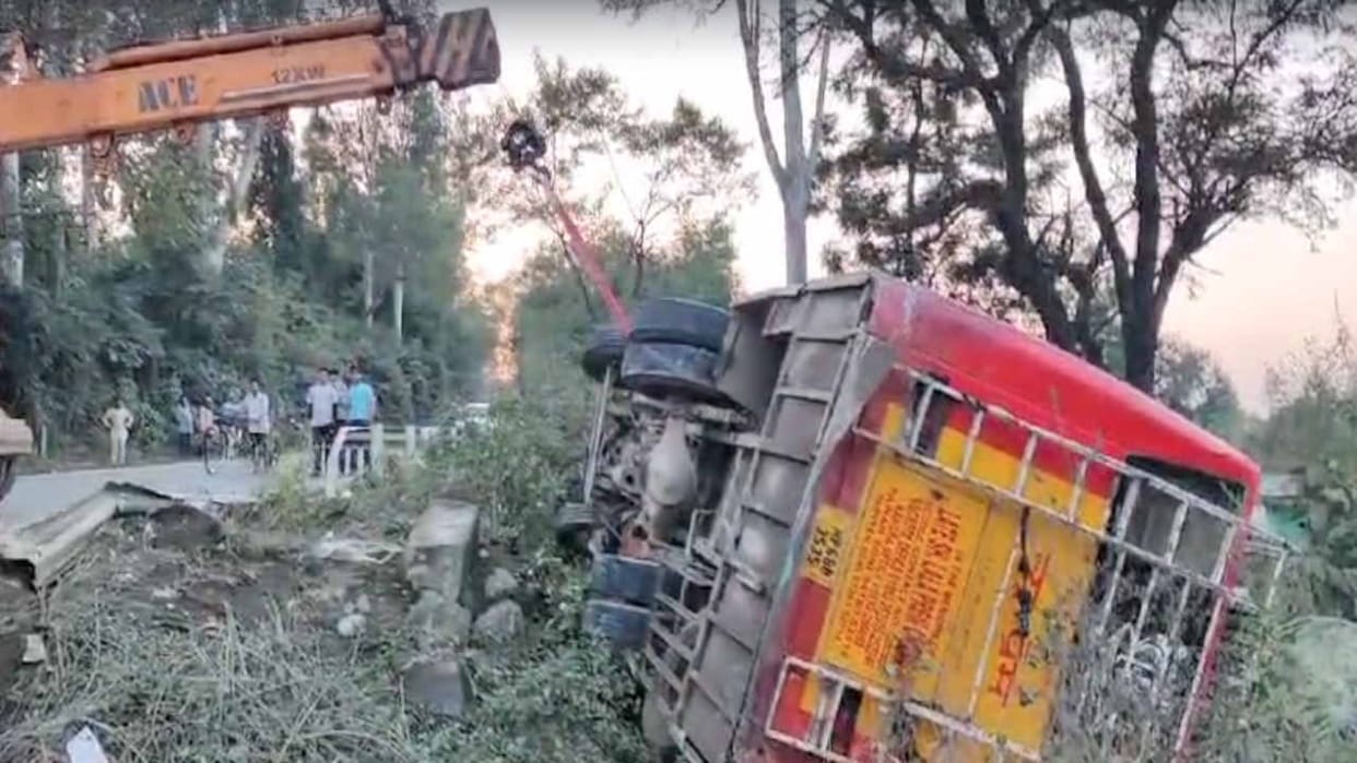road accident kangra: Private bus full of passengers overturned in indora Bhadroya