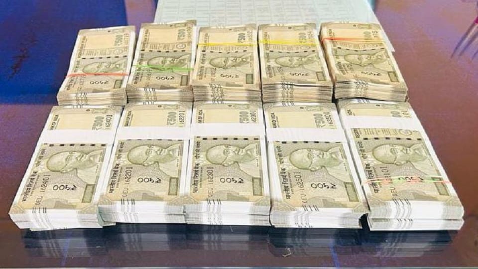Police got big success 10 lakh cash seized during vehicle checking in Dhamtari