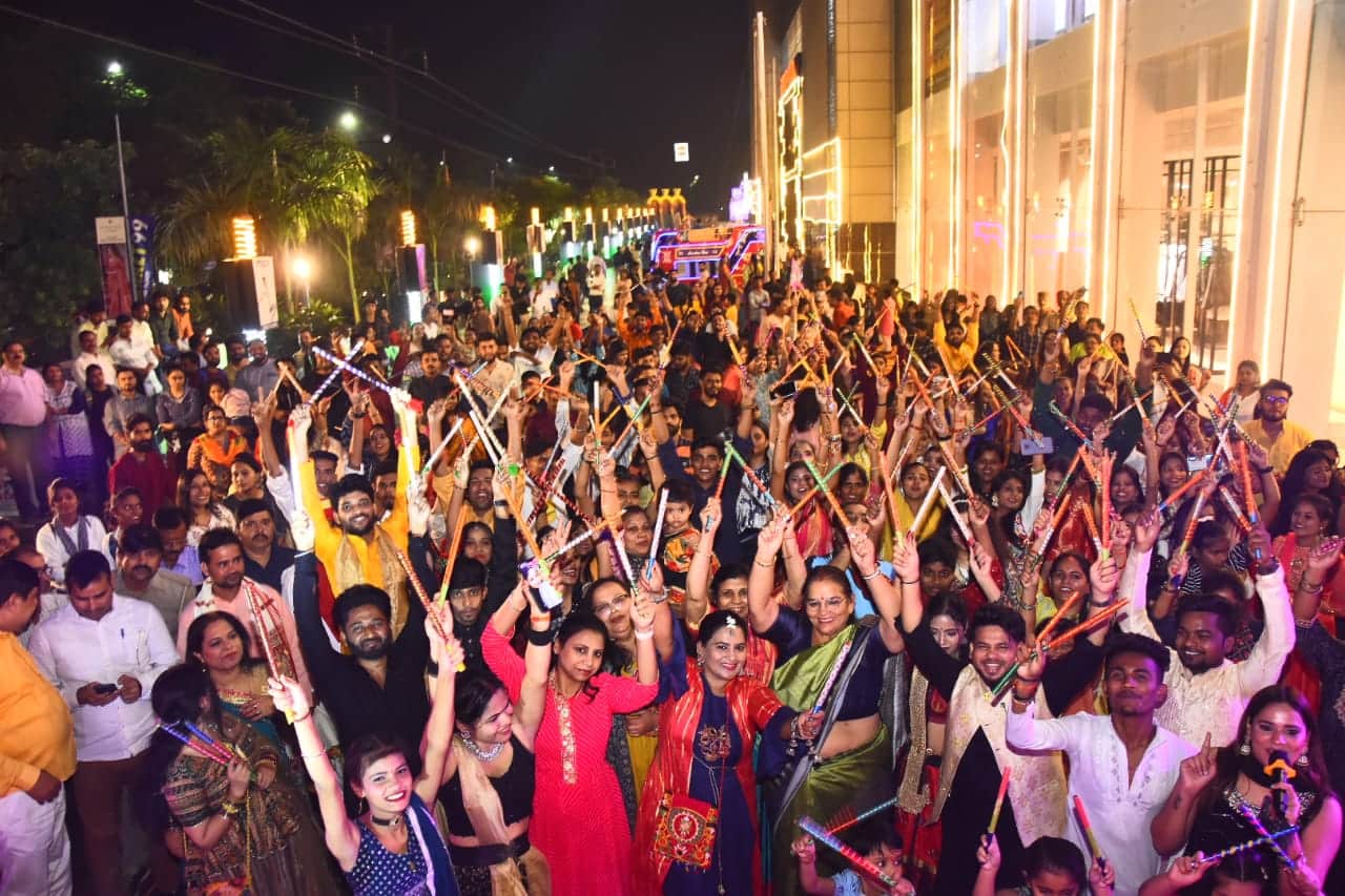 Lucknow: People danced in Dandiya Night, Mayor of Lucknow also did Dandiya dance