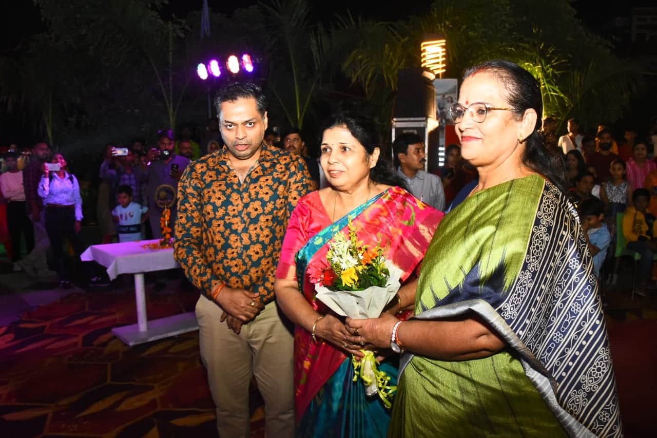 Lucknow: People danced in Dandiya Night, Mayor of Lucknow also did Dandiya dance