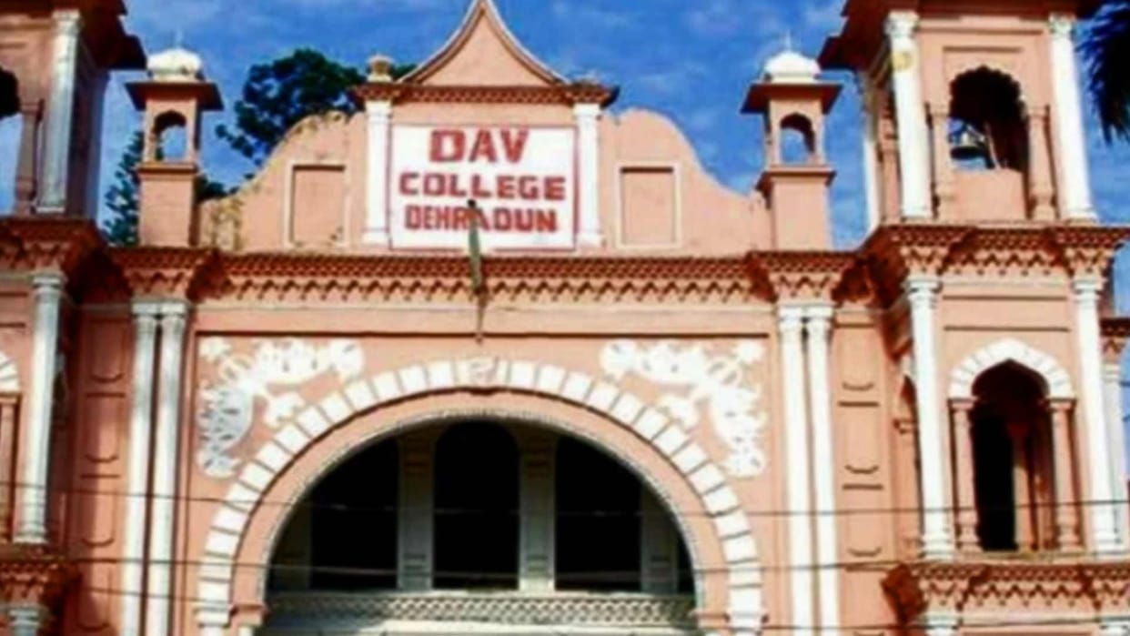 Death Wall DAV PG College Dehradun 60 meter long claw of death standing on the side of a narrow road