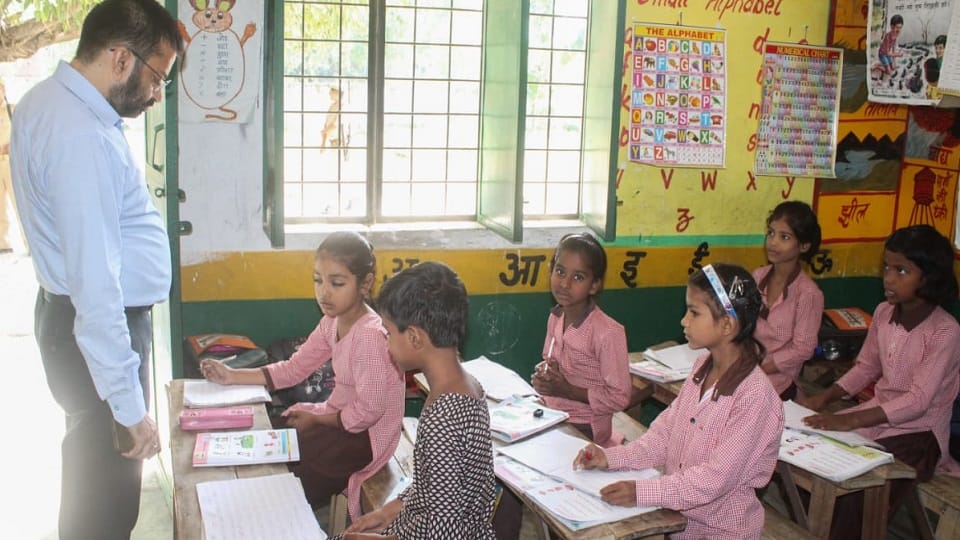 Moradabad: Government school children could not study Hindi, DM stopped salaries teachers
