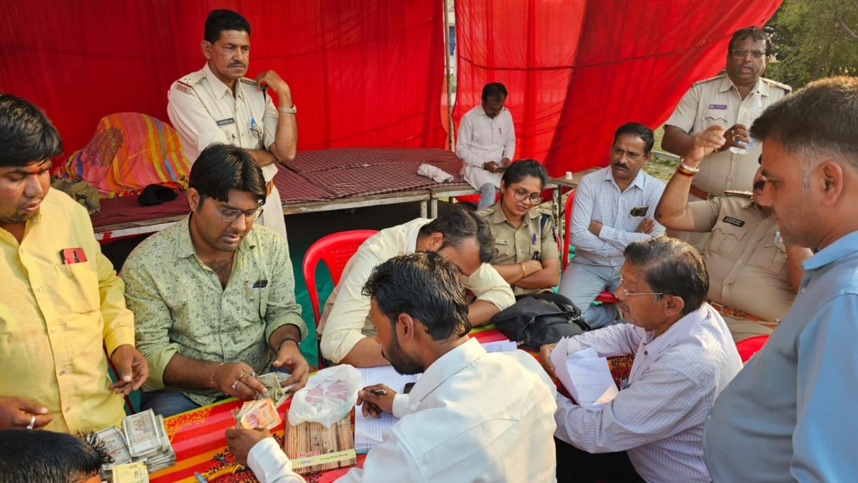 Police seized Rs 4,95,000 from car in Ujjain