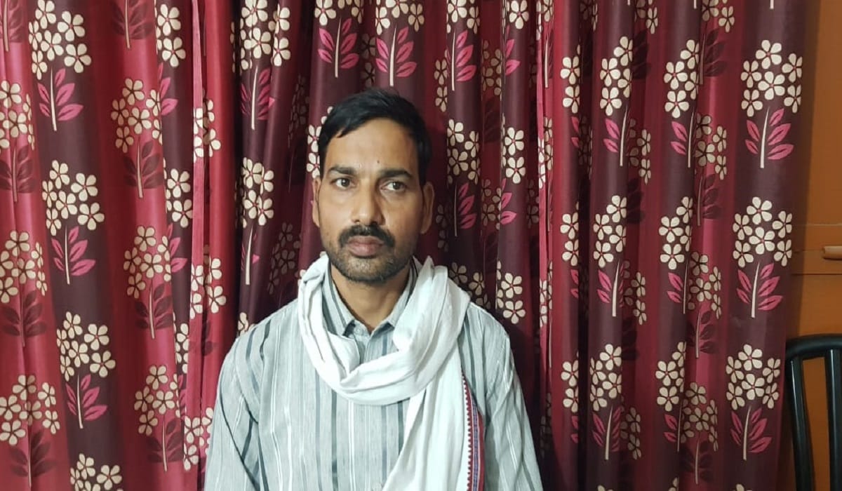 Farmer was called for bribe he brought anti corruption team along with him Lekhpal Arrested in jaunpur