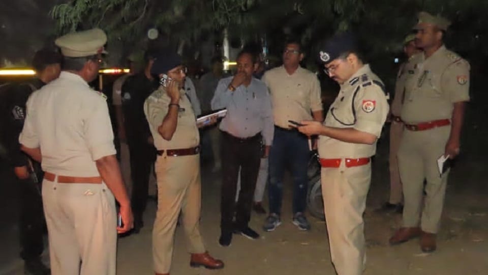 Loot worth lakhs by attacking a jeweler