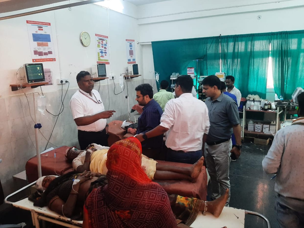 two dead and 31 injured due to Vehicle overturned Which is full of tourists going to Vindhyachal