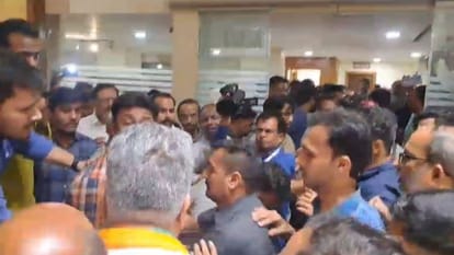 Mp Election 2023:bjp की 5वीं सूची के बाद विरोध तेज, जबलपुर में मंत्री भूपेंद्र यादव से बहस, गार्ड से मारपीट - Mp Election 2023 Scuffle With Election In-charge Bhupendra Yadav In Jabalpur -