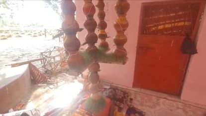 Navratri 2023: Devotee of Maa Jagadamba observing Navratri fast by keeping 31 Kalash on his chest in Bettiah