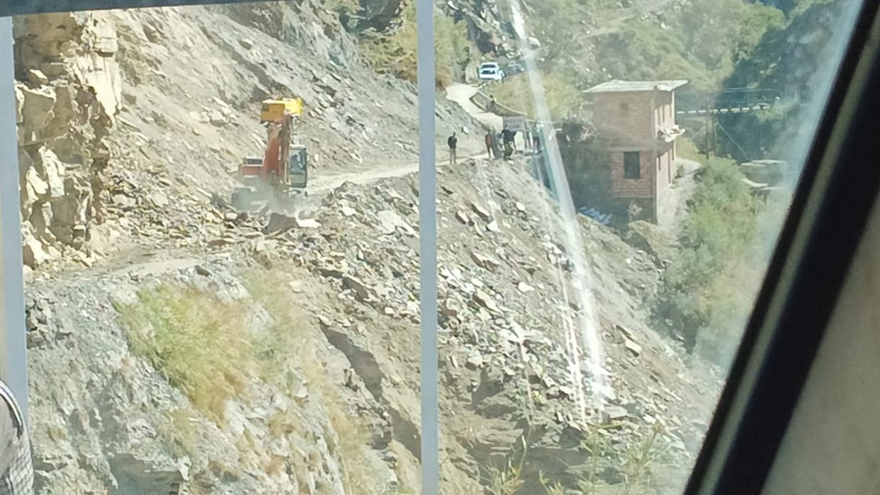Chamba News: Tessa to Bairagarh Road Blocked for two hours due to heavy landslide