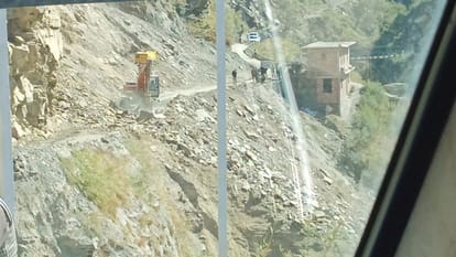 Chamba News: पहाड़ी से भारी मलबा आने से दो घंटे बंद रहा तीसा-बैरागढ़ मार्ग Chamba News: Tessa to Bairagarh Road Blocked for two hours due to heavy landslide