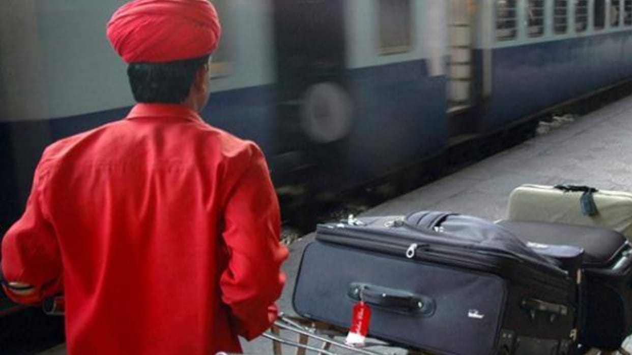 Wages of porters may increase at stations of Prayagraj division
