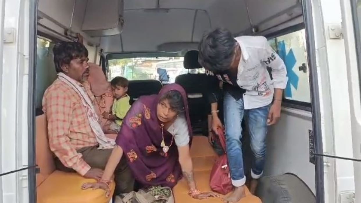 Shajapur Collision between Toofan vehicle and truck near Molta Jod on National Highway-52 10 injured