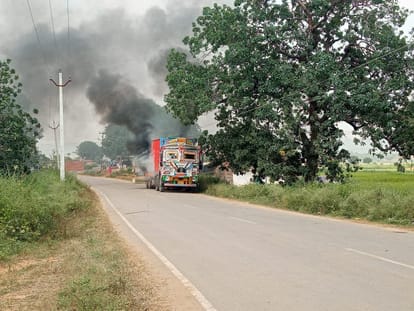Truck caught fire after hitting high tension wire driver died of burns in sonbhadra