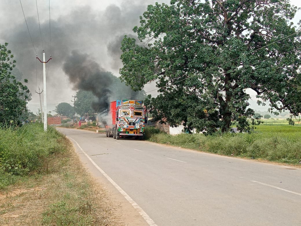 Truck caught fire after hitting high tension wire driver died of burns in sonbhadra