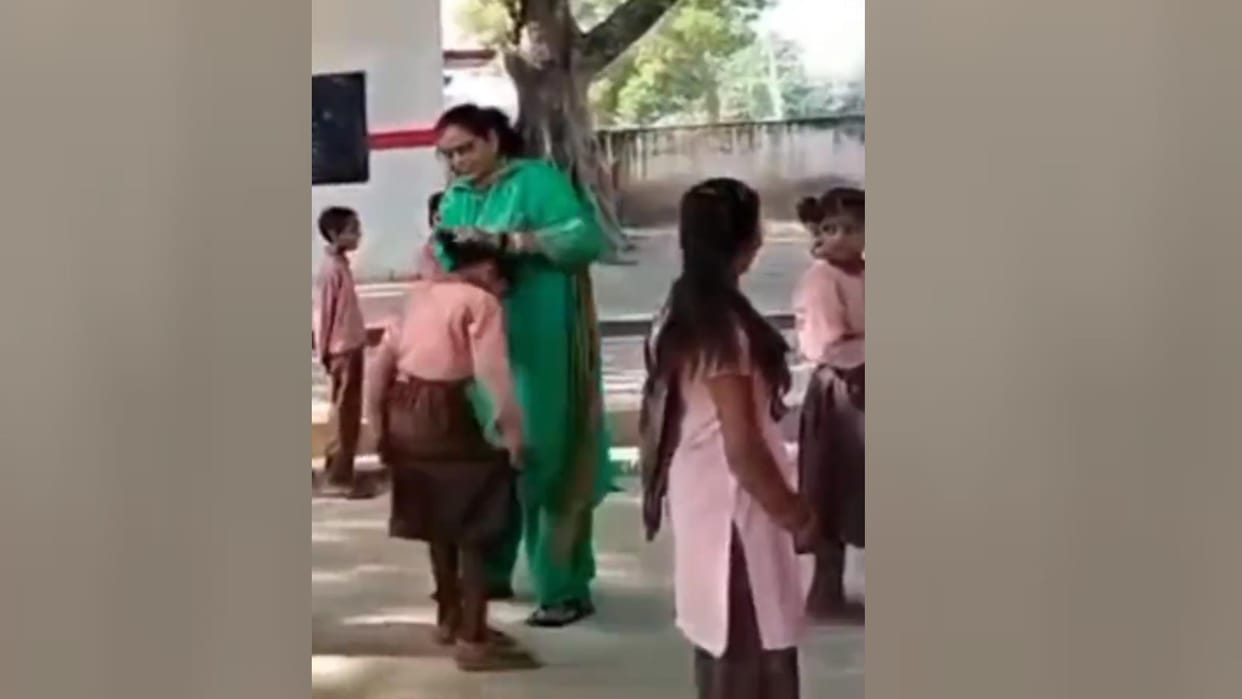 A teacher pulled hair of girl stidents and beat them with sleeper in Sultanpur.