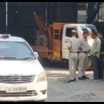मौके पर जांच करती पुलिस