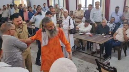 Muzaffarnagar: चक्कर काटकर थक गया, सिर्फ आश्वासन मिलते हैं, किसान ने DM-SSP के सामने आत्मदाह का किया प्रयास Muzaffarnagar: Tired of running around, only assurances are given, farmer tried to commit suicide
