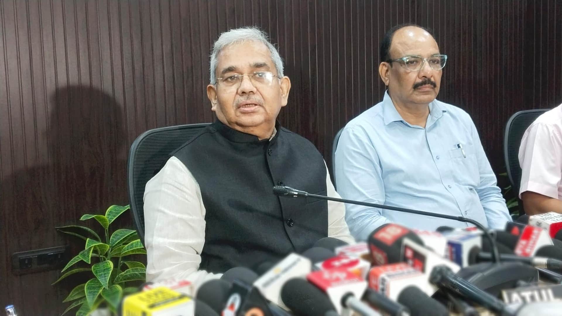 बीपीएससी के अध्यक्ष अतुल प्रसाद और सचिव रवि भूषण(दाएं)